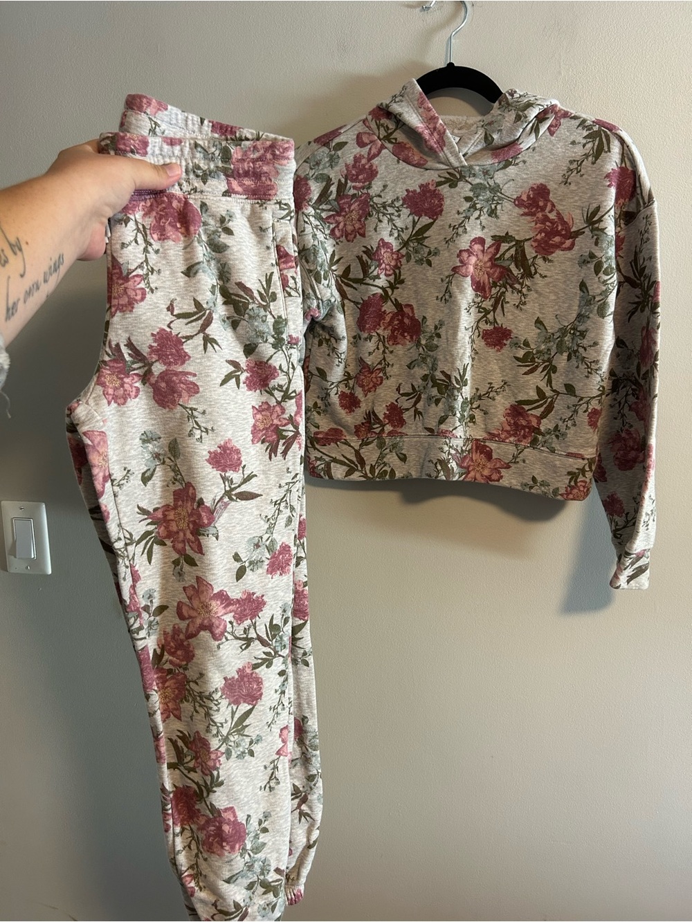 Old navy 10/12 grey & pink floral matching 2pc hoodie & jogger set